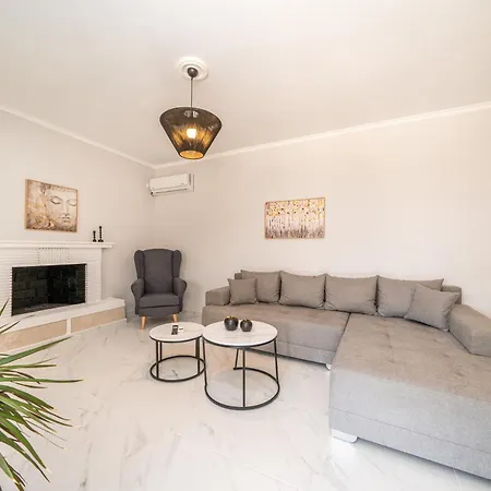 Julia's * Karavomylos